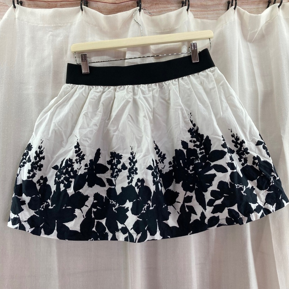 Forever 21 Skirt White Black Floral Mini Skater Short Elastic‎ Waist Women -Read